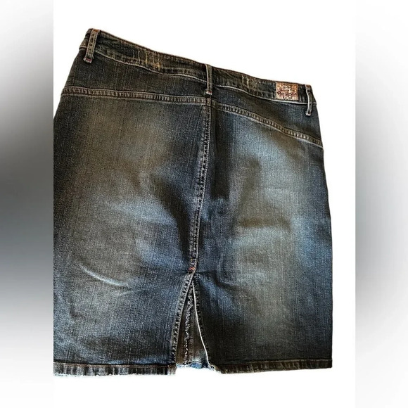 Paris Blues jean skirt with back slit.  Size 11 - Picture 3 of 6